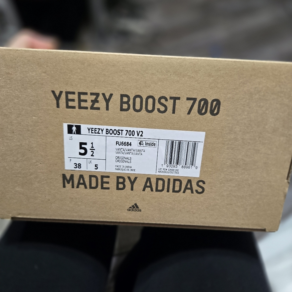 Empty Adidas Yeezy Boost 360 Or 700 Boxes - Picture 8 of 13
